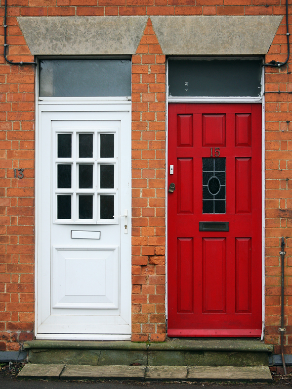 Impressionen aus England: Rote und weiße Tür