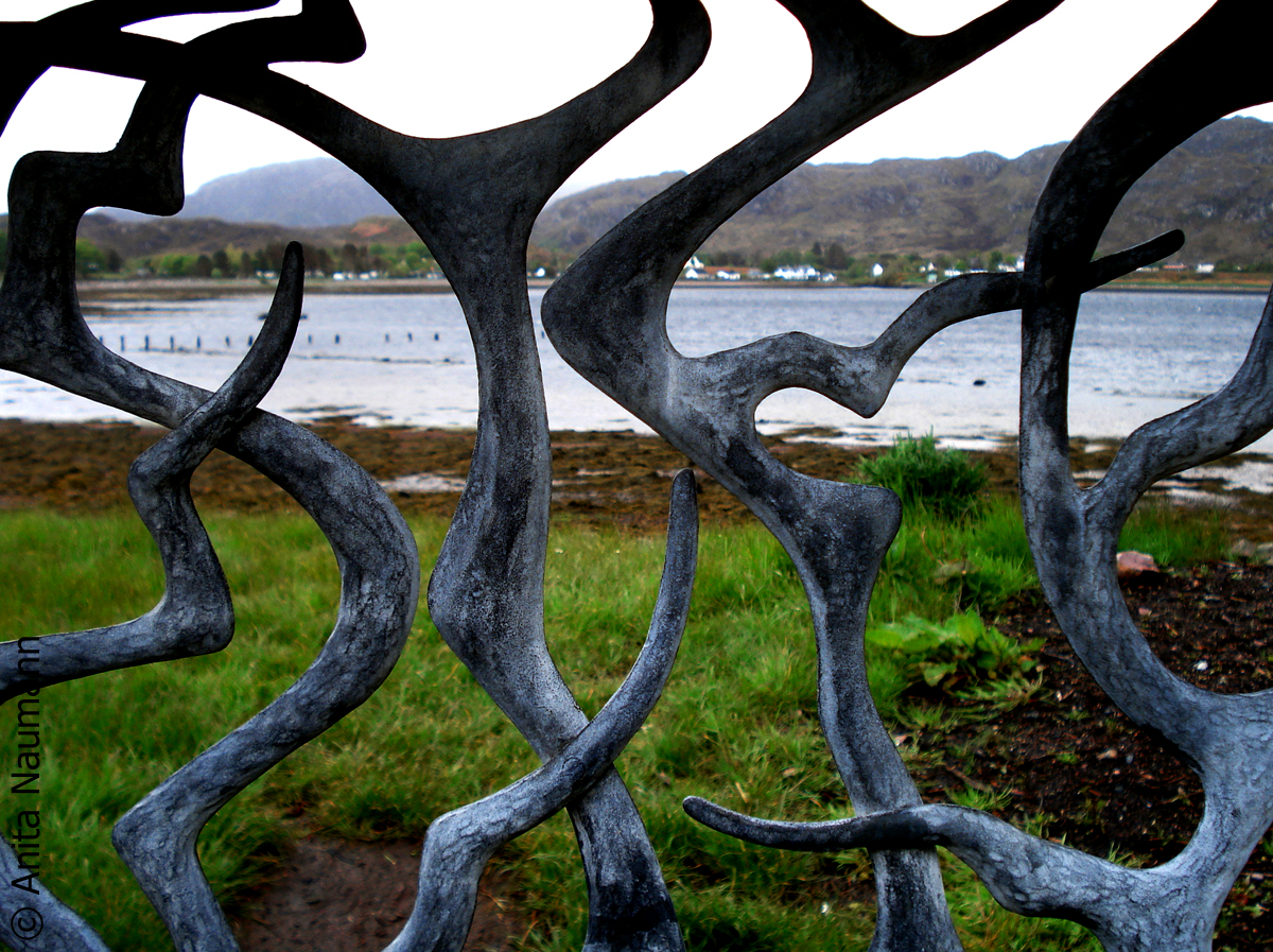 Blick durch den Zaun auf die Bucht in Inverewe Gardens