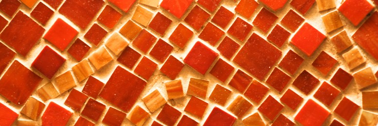 Tiffany- und Riffelglasmosaiksteine auf einem Tablett